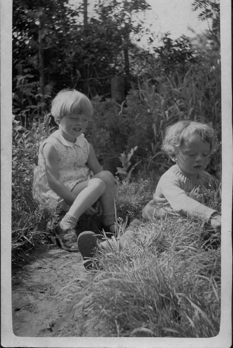 Klik voor foto in apart venster johanna_van_den_broek__1932__met_haar_oom_jelles__jongste_broer_van_haar_vader_.jpg